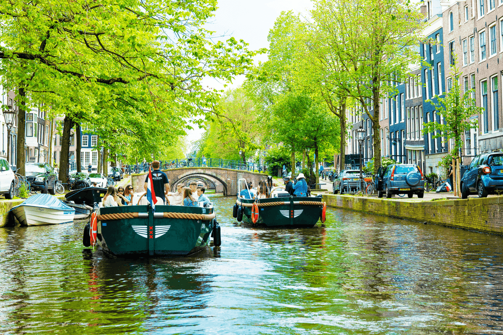 Canal Motor Boats Amsterdam60 kopie.png