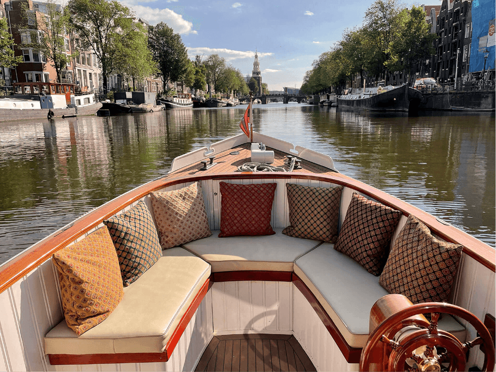 Cozy-luxury-boat-interior-Amsterdam