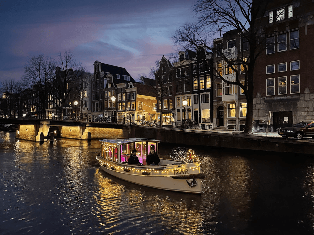 Amsterdam-canal-boat-at-night-view