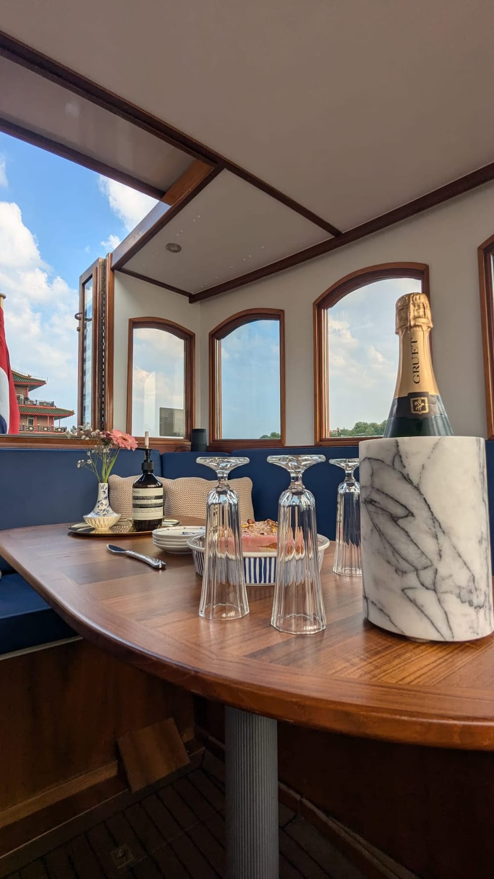 Boat-interior-table-with-drinks-Amsterdam